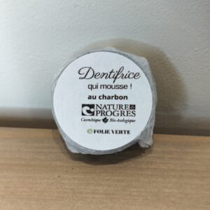 dentifrice qui mousse au charbon